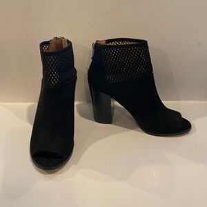 Gently worn women’s size 7.5 opened toe black suede like booties.